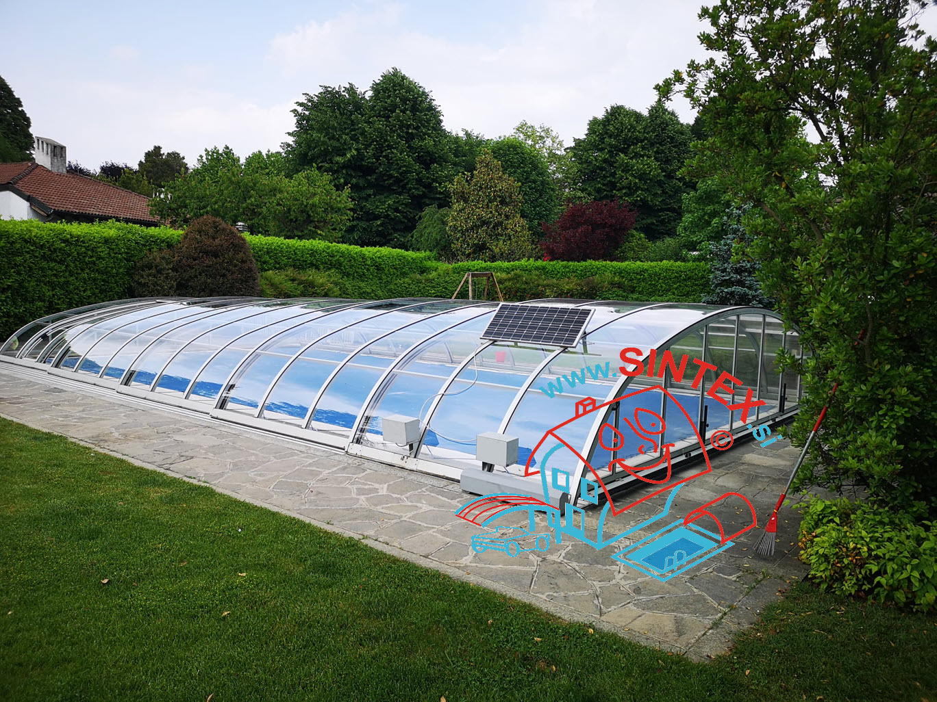 Read more about the article Film o motornem pogonu bazenske strehe s sončnimi paneli / streha s solarnimi paneli