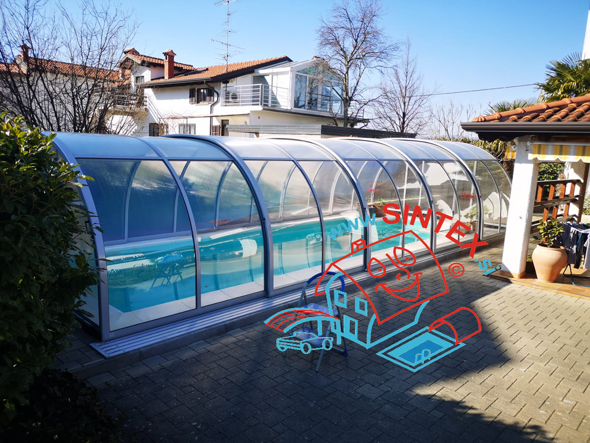 Read more about the article Streha ki omogoča privatnost – ko je bazen blizu meje (parcele)