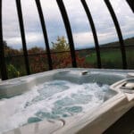 Kupola za jacuzzi – streha za masažni bazen in swim spa