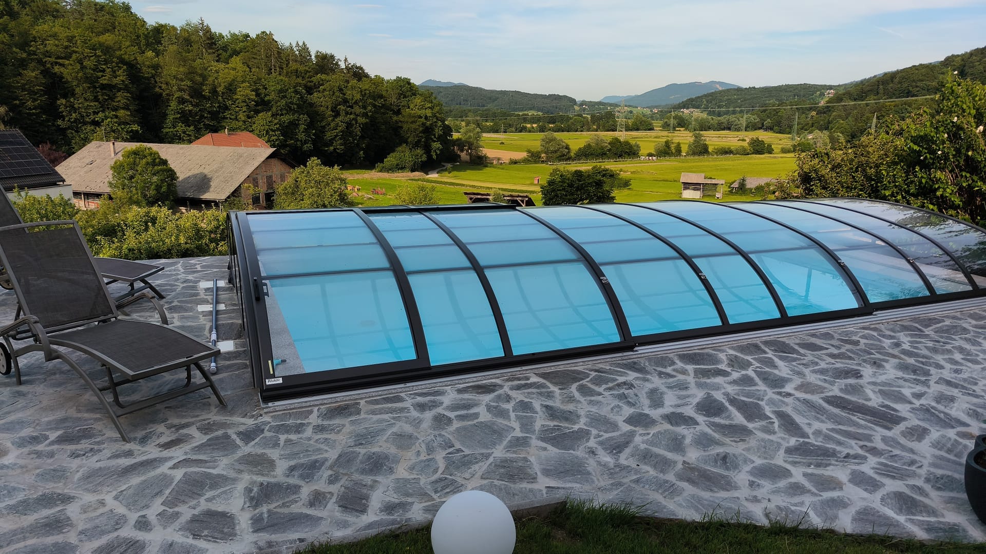 Read more about the article Ugodna estetska rešitev pokrivanja bazena za domače SPA centre