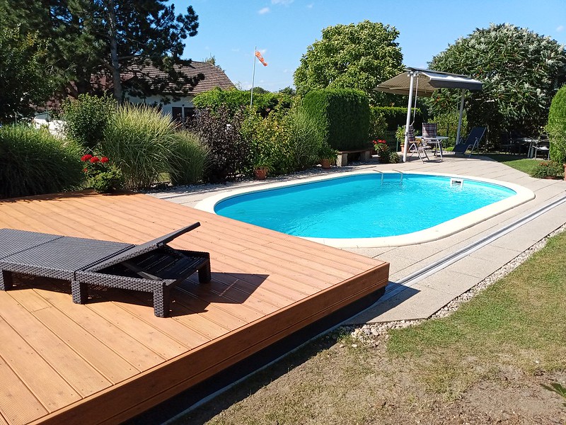 Pooldeck ob ovalnem bazenu