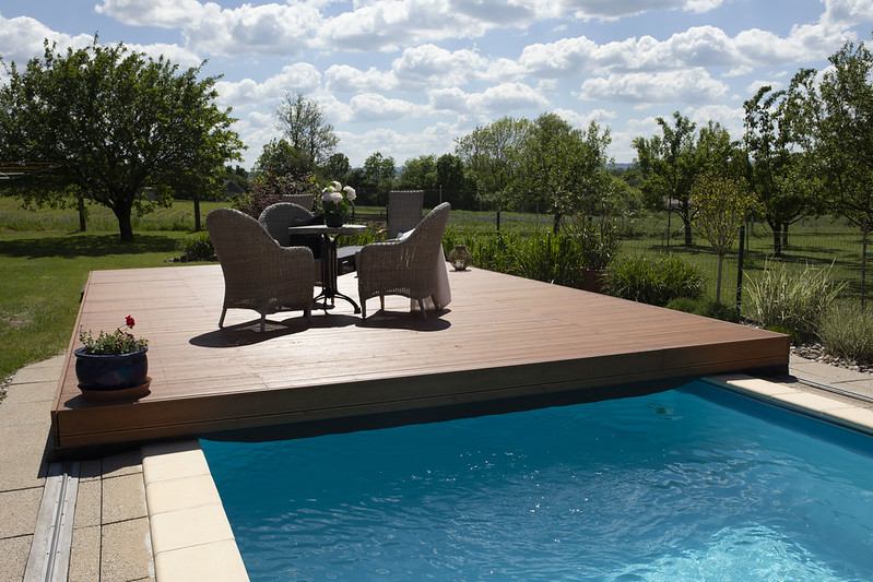 Pooldeck – drsna terasa delno nad bazenom