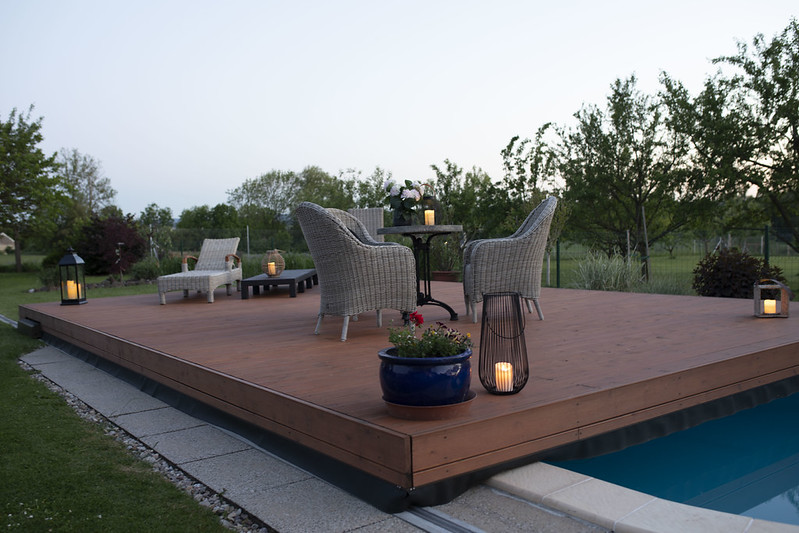 Pooldeck terasa z vrtnim pohištvom