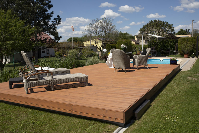 Pooldeck pokriva bazen – terasa z ležalniki