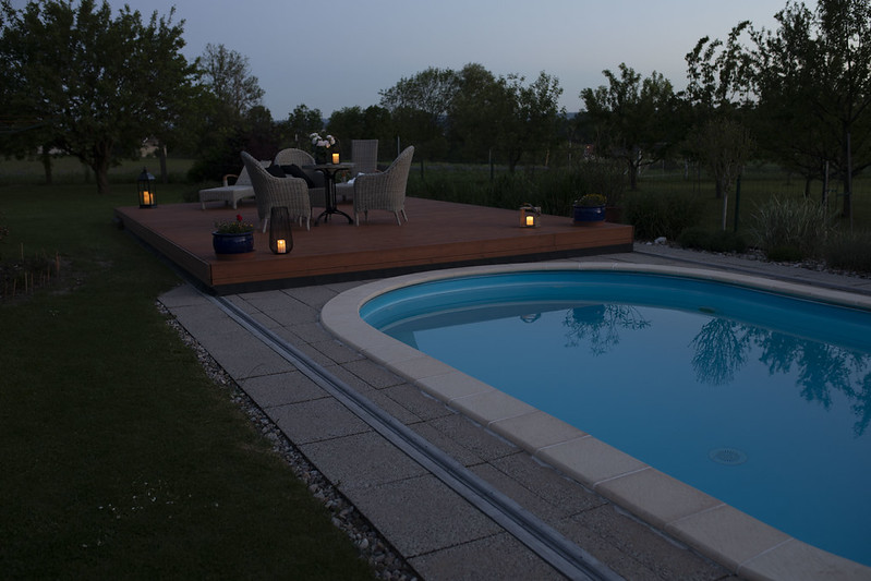 Pooldeck in odprt bazen zvečer