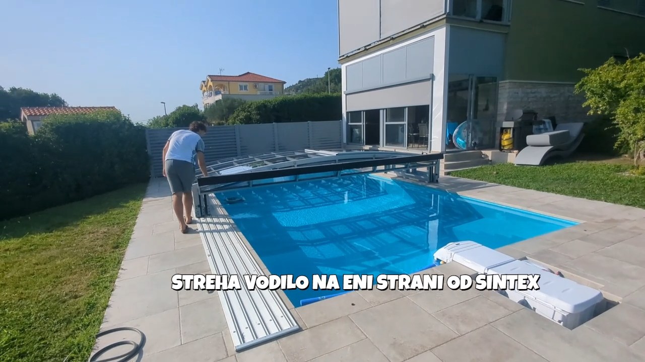 Read more about the article Streha z vodilom na eni strani – čist rob bazena in enostavno odpiranje